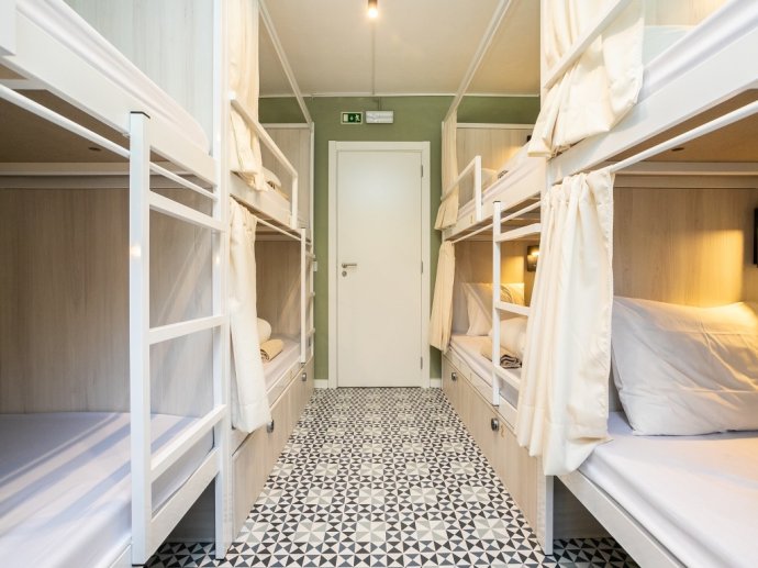 Walk In Hostel Faro Airport, Room Y, Bed 7 - Mixed Dormitory ↓